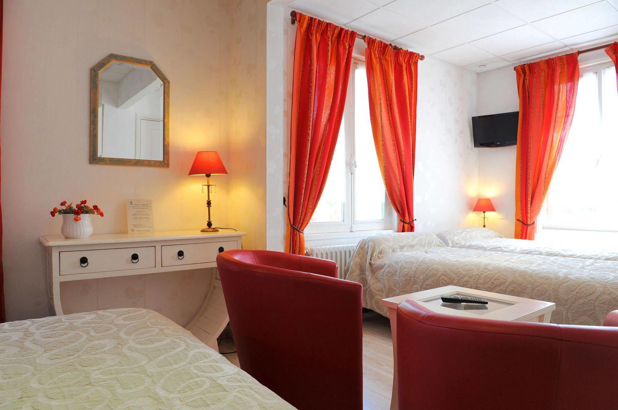 Logis Hotel L'Ayguelade Bielle Exterior photo